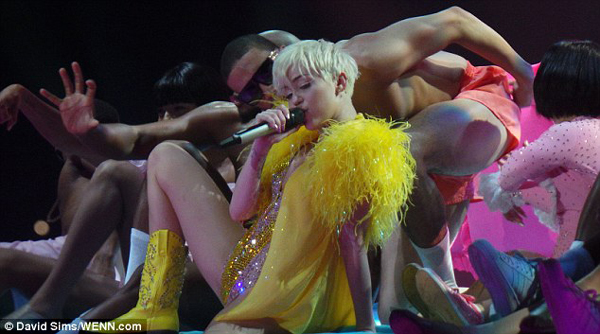 Miley Cyrus encourages fans to kiss people of the same sex 1