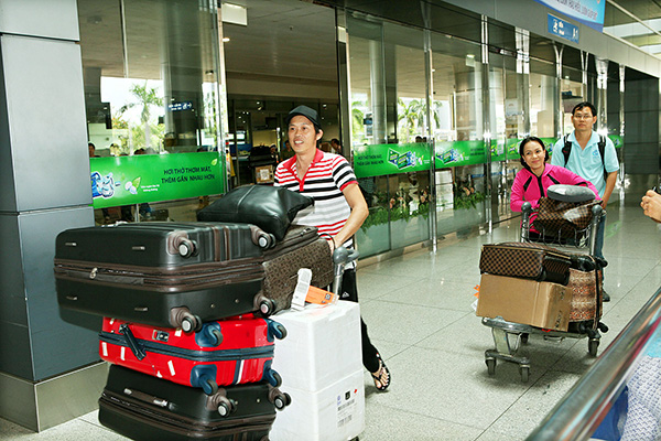 Việt Hương và Hoài Linh với trang phục sân bay rất đơn giản