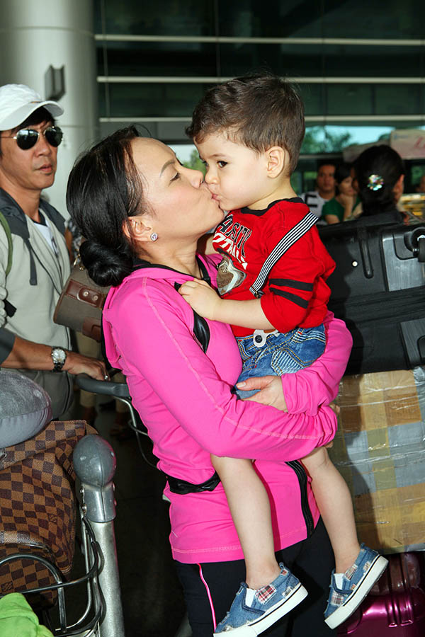 Việt Hương không ngừng hôn con trai nuôi