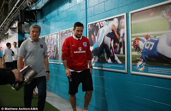 Roy Hodgson và Lampard đến buổi họp báo