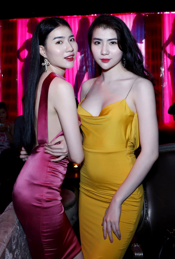 Cặp người mẫu song sinh Huyền Thư và Huyền Thư diện váy khoe 3 vòng quyến rũ