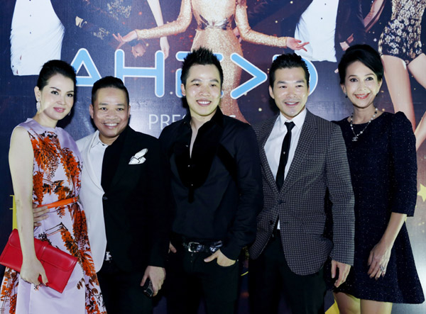 Diễn viên nổi tiếng Kim Thoa chụp ảnh cùng doanh nhân Phạm Huy Cận, Vũ Khắc Tiệp, diễn viên Trần Bảo Sơn và diễn viên Diễm My