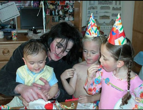 Michael Jackson với các con -Ảnh: TMZ