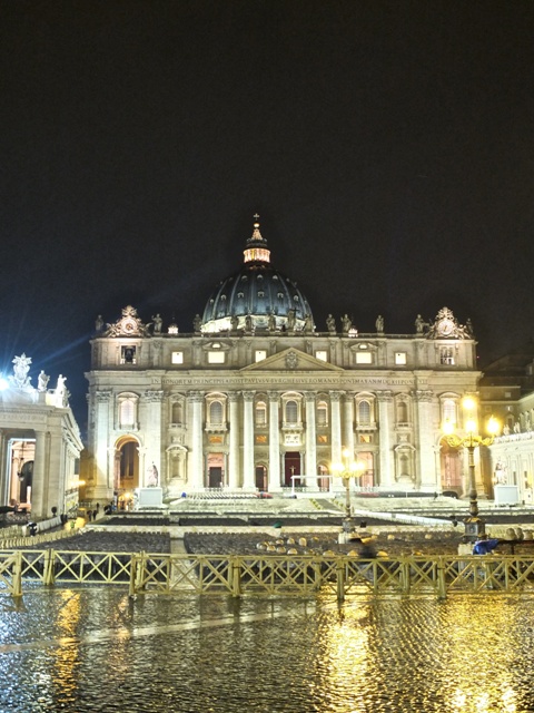 Vương cung thánh đường Saint Peter nằm bên trong quảng trường Saint Peter ở thánh địa Vatican. Nhà thờ này được xây dựng trên khoảng đất mà thánh Peter (vị giám mục và là giáo hoàng đầu tiền của Giáo hội Công giáo) về với chúa.  Đứng trên đỉnh nhà thờ bạn có thể phóng tầm mắt ra toàn cảnh thành La Mã