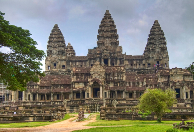 Các ngôi đền cổ Angkor Wat, Siem Rap là điểm đến số một tại đất nước chùa vàng Campuchia. Sự tinh xảo và tráng lệ là nét đặc sắc trường tồn cùng thời gian của công trình này. 