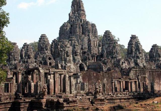 Đền Bayon – địa danh thứ hai của Campuchia được vinh dự có mặt trong danh sách bình chọn của TripAdvisor. Nằm ở trung tâm quần thể Angkor Thơm, Bayon là ngôi đền ấn tượng nhất của kiến trúc đền núi ở Campuchia. Trải qua hàng ngàn năm, biết bao biến cố lịch sử, biết bao cuộc chiến tranh tàn phá song đền Bayon vẫn sừng sững như một trái núi khổng lồ