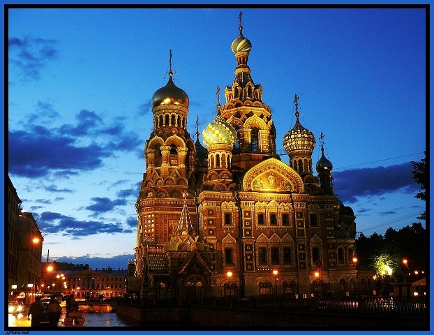 Nhà thờ Church of Our Savior on Spilled Blood, St. Petersburg, Nga còn được biết đến với nhiều tên gọi như Nhà thờ đấng cứu thế trên nền máu đổ, Thánh đường Chúa phục sinh hay Nhà thờ Chúa cứu thế. Nó được xây bằng gạch đỏ với những mái vòm tròn “củ hành”. Mái vòm cao nhứt có độ cao 81 mét. Đây là một kiến trúc to lớn và xinh đẹp của đất nước Nga