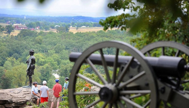 Công viên quân đội quốc gia Gettysburg nằm ở Pennsylvania là nơi chứng nhân cho cuộc chiến đẫm máu nhất trong lịch sử nội chiến nước Mỹ. Hàng năm du khách đến đây để tìm hiểu về lịch sử của cuộc chiến này