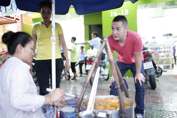 Sau thời gian tập luyện căng thẳng cho đêm chung kết Tuyệt đỉnh tranh tài, Hoàng Hải giải tỏa căng thẳng bằng cách dạo phố Sài Gòn