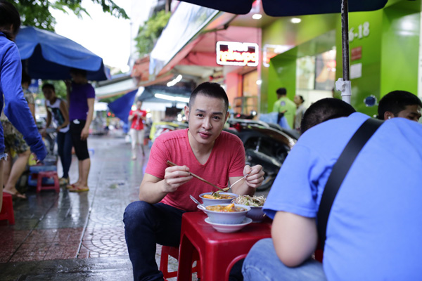 Sau thời gian tập luyện căng thẳng cho đêm chung kết Tuyệt đỉnh tranh tài, Hoàng Hải giải tỏa căng thẳng bằng cách dạo phố Sài Gòn