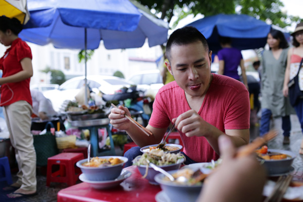 Tuyệt đỉnh tranh tài: Hoàng Hải thích thú ăn quán vỉa hè, Phương Vy được mẹ tự tay may trang phục  3