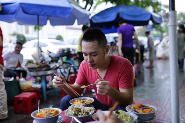 Hoàng Hải tranh thủ nạp năng lượng để tiếp tục tập luyện