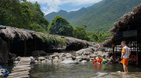 Đến Vũng Voi để thỏa sức vẫy vùng trong làn nước thanh sạch, với những “vũng” nước mát lạnh, trong xanh sâu từ 1 đến hơn 2 mét mà vẫn có thể nhìn thấu đáy 4