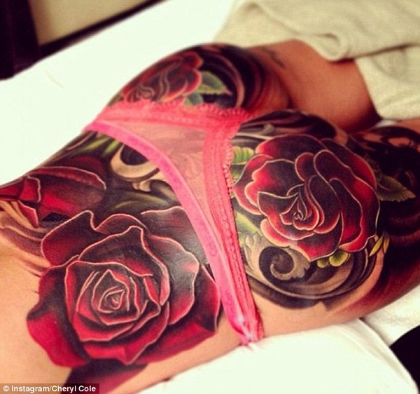 Hình xăm hoa hồng ôm vòng 3 đầy đặn của Cheryl Cole ngang giá xe hơi - Ảnh: Instagram