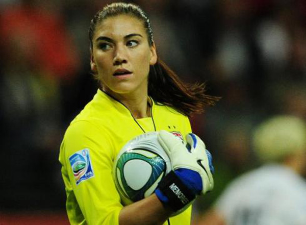 Hope Solo là nữ thủ môn nổi tiếng xinh đẹp của đội tuyển bóng đá Mỹ - Ảnh: AFP 