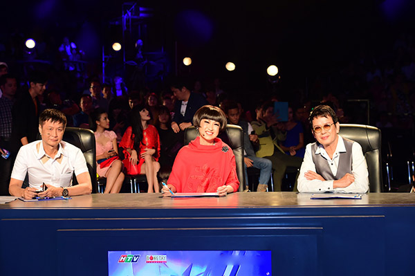 Bộ ba giám khảo Lê Hoàng, danh ca Ý Lan và nhạc sĩ Đức Huy hào hứng trong đêm thi chung kết