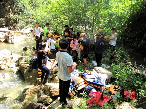 Đến cửa hang nước, mọi người bắt đầu mặc áo phao để bơi vào bên trong