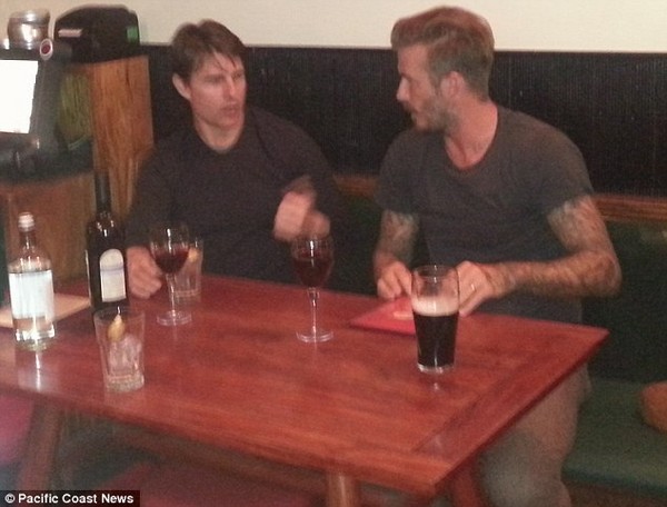 Tom Cruise và David Beckham đang say sưa nói chuyện ở quán rượu ở thủ đô London (Anh) - Ảnh: Pacific Coast News