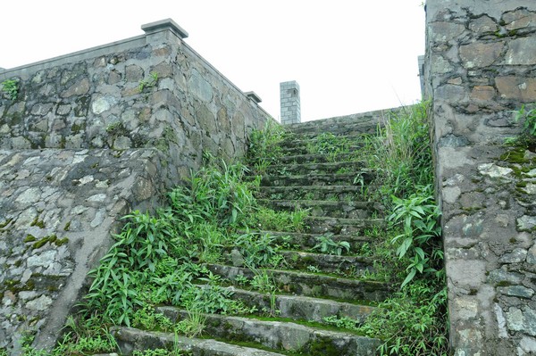 Nền đất ngôi biệt thự cổ của Người Pháp xây dựng vẫn còn nguyên tường gạch 2