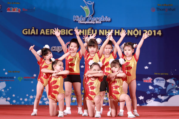 Trà Ngọc Hằng lộng lẫy làm MC chung kết giải Aerobic nhí Hà Nội 2