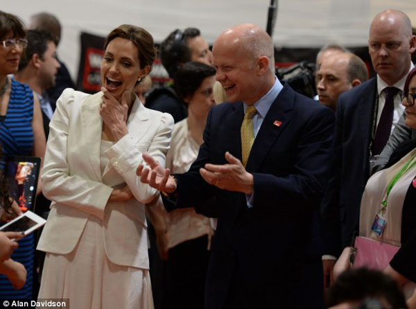 Thủ tướng Chính phủ và Bộ trưởng Ngoại giao Anh bị ‘khớp’ vì Angelina Jolie 1