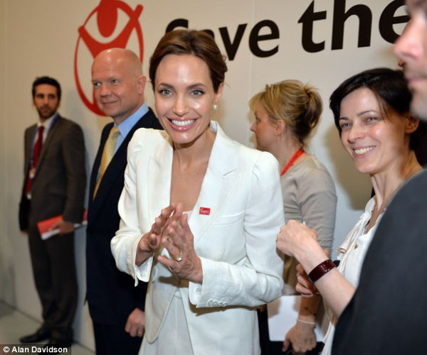 Thủ tướng Chính phủ và Bộ trưởng Ngoại giao Anh bị ‘khớp’ vì Angelina Jolie 1