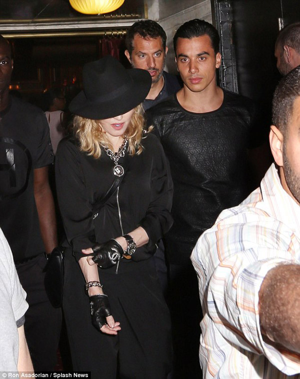 Madonna vui vẻ bên bồ trẻ 1
