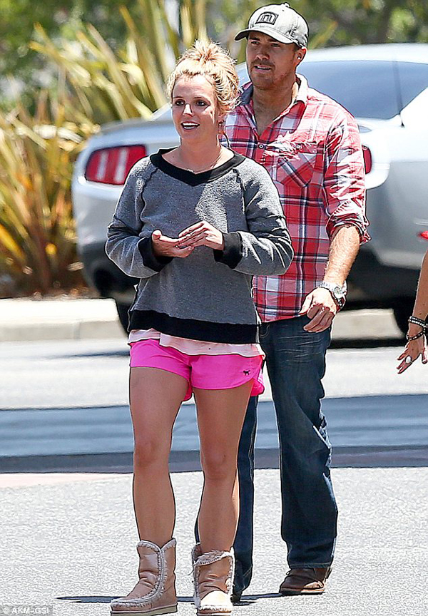 Britney Spears tung tăng bên người tình bác tin chia tay 2