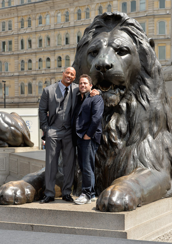  Chàng khổng lồ The Rock chụp hình cùng đạo diễn Brett Ratner 9