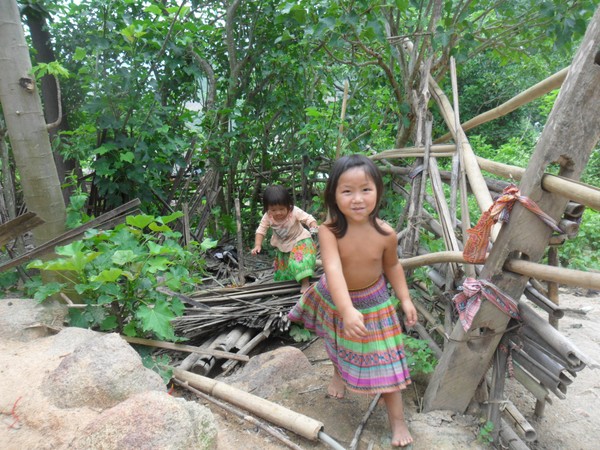 Những đứa trẻ đầu trần, chân đất hồn nhiên chơi đùa trong nắng