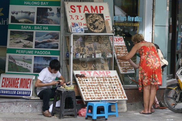 Hay đơn giản là cửa hàng đồ lưu niệm kèm bán tua du lịch hoặc bán tranh chép như thế này tại phố Cầu Gỗ, phố Lương Ngọc Quyến cũng mang lại thu nhập khá tốt cho người dân - Ảnh: Đan Hạ