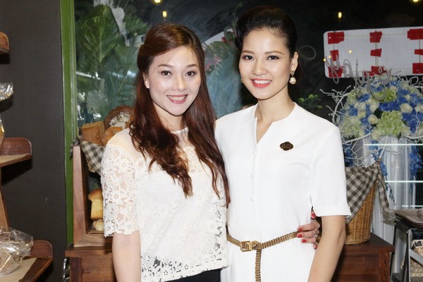 Hoa hậu Trần Thị Quỳnh rạng rỡ ngày trở thành bà chủ tiệm bánh