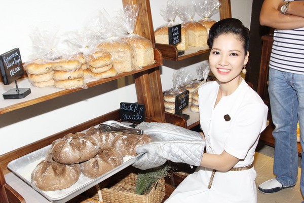 Hoa hậu Trần Thị Quỳnh rạng rỡ ngày trở thành bà chủ tiệm bánh 12