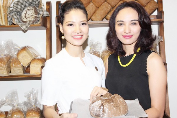 Hoa hậu Trần Thị Quỳnh rạng rỡ ngày trở thành bà chủ tiệm bánh 13