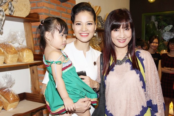 Hoa hậu Trần Thị Quỳnh rạng rỡ ngày trở thành bà chủ tiệm bánh 16