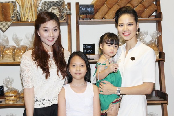 Hoa hậu Trần Thị Quỳnh rạng rỡ ngày trở thành bà chủ tiệm bánh 18
