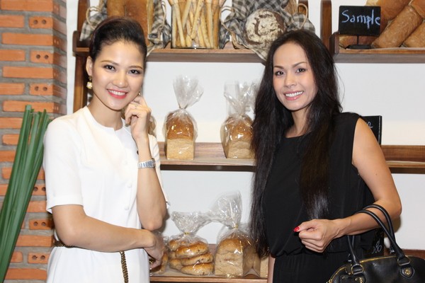 Hoa hậu Trần Thị Quỳnh rạng rỡ ngày trở thành bà chủ tiệm bánh 19