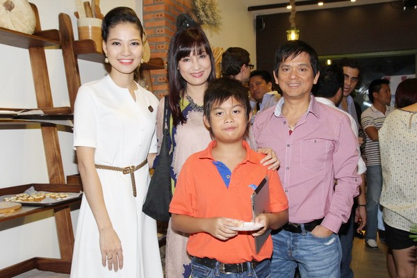 Hoa hậu Trần Thị Quỳnh rạng rỡ ngày trở thành bà chủ tiệm bánh 4