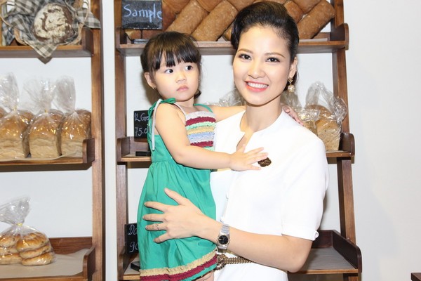 Hoa hậu Trần Thị Quỳnh rạng rỡ ngày trở thành bà chủ tiệm bánh 7