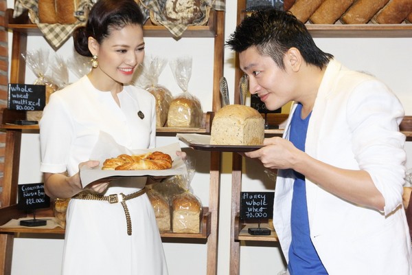Hoa hậu Trần Thị Quỳnh rạng rỡ ngày trở thành bà chủ tiệm bánh 9