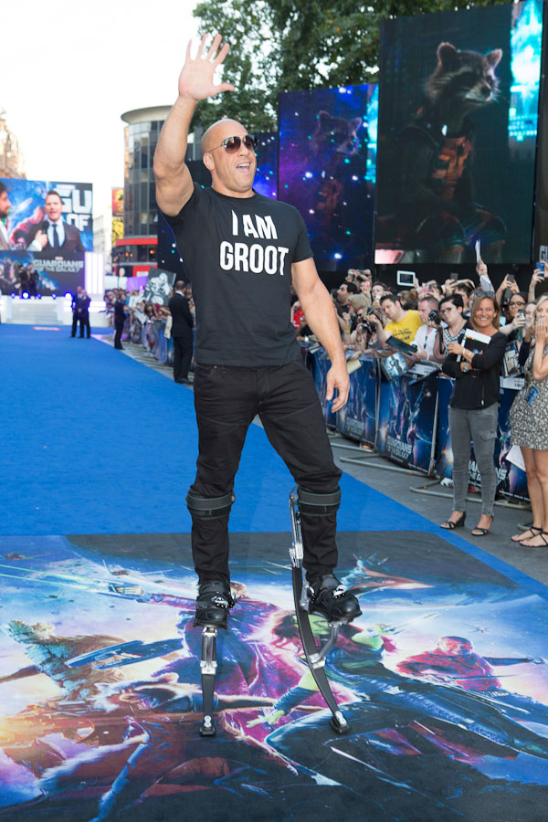 Diễn viên Vin Diesel hào hứng vẫy chào người hâm mộ. Anh tỏ ra rất phấn kích với cặp “chân giả” lắp thêm. Trên áo của Vin Disel in dòng chữ “I Am Groot” – Groot là nhân vật “Người cây” trong nhóm Vệ binh giải ngân hà