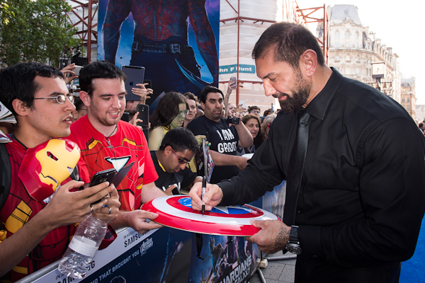 “Đô vật” kiêm diễn viên Dave ‘Batista’ Bautista kí tặng fan