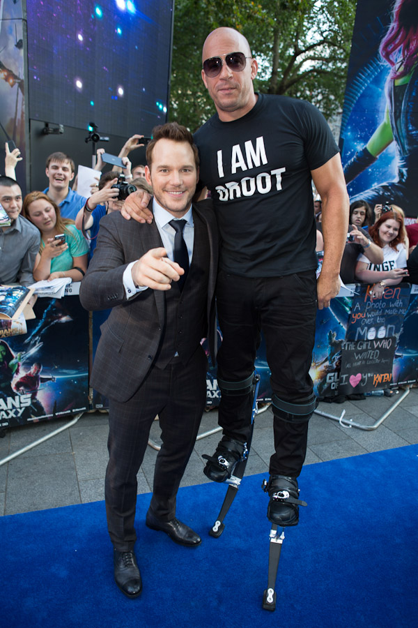 Diễn viên chính Chris Pratt có vẻ “ngượng nghịu” khi chụp hình cũng gã khổng lổ Vin Diesel.