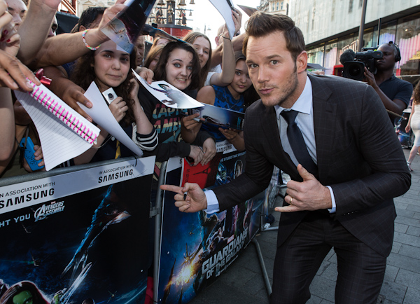 Diễn viên Chris Pratt hào hứng kí tặng người hâm mộ