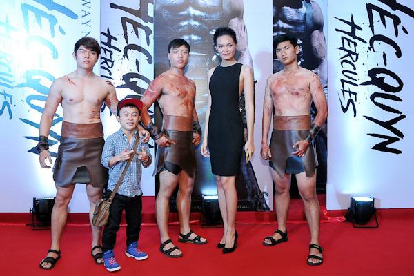 Cặp đũa lệch” chụp hình cùng dàn người mẫu nam, chân dài Thanh Thảo vẫn vượt trội về chiều cao so với những chàng “Hercules” Việt