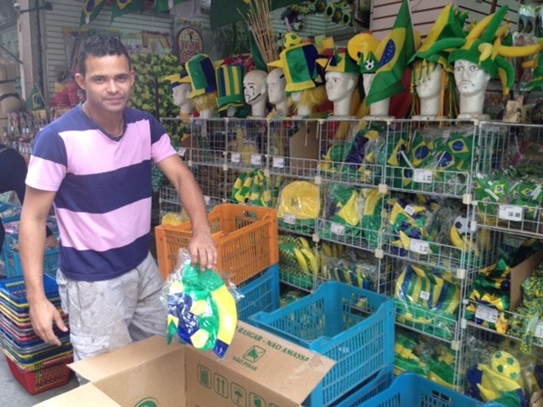 Đồ lưu niệm Brazil giảm giá sốc sau trận thua đau tại World Cup