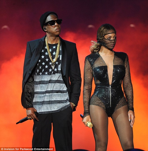 Jay Z hôn Beyoncé trên sân khấu đập tan hoài nghi phản bội 