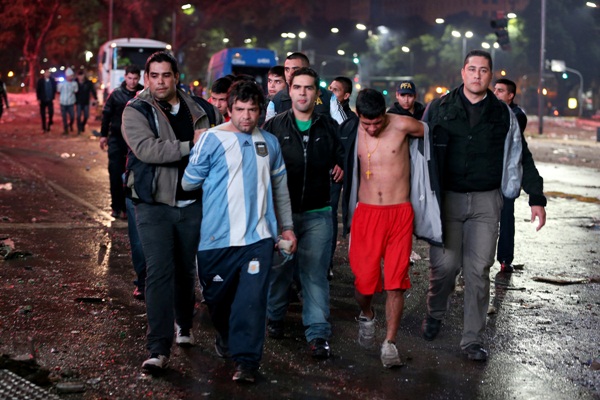 CĐV Argentina bạo loạn sau World Cup 