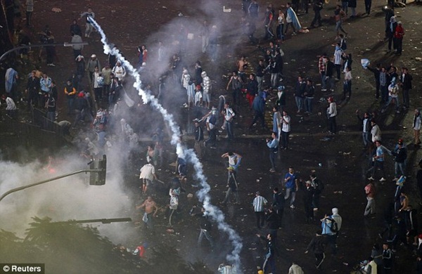 CĐV Argentina bạo loạn sau World Cup 