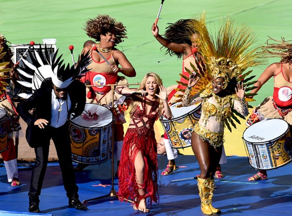Shakira máu lửa hát bế mạc World Cup